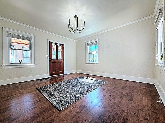4th image of 320 E Parkway Ave