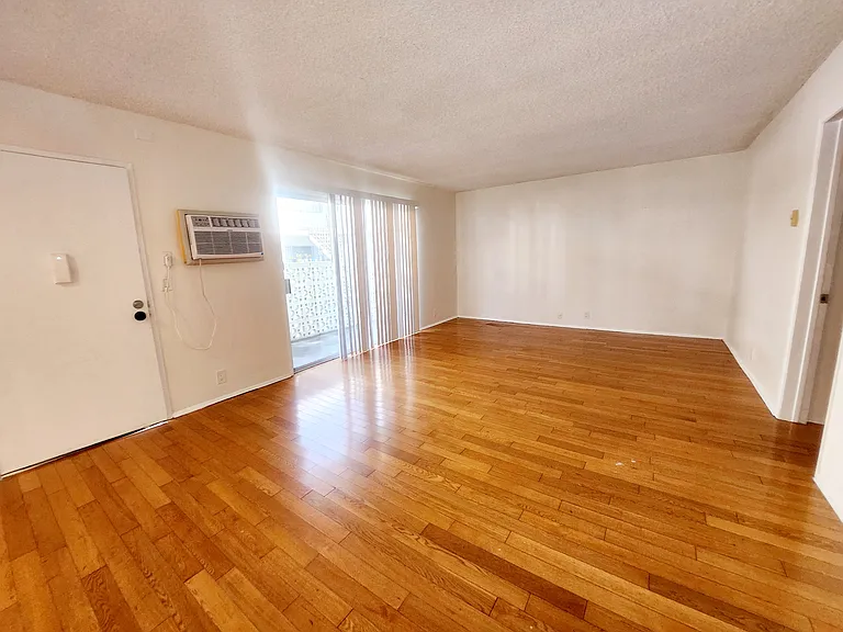 425 N Hobart Blvd — Photo 40
