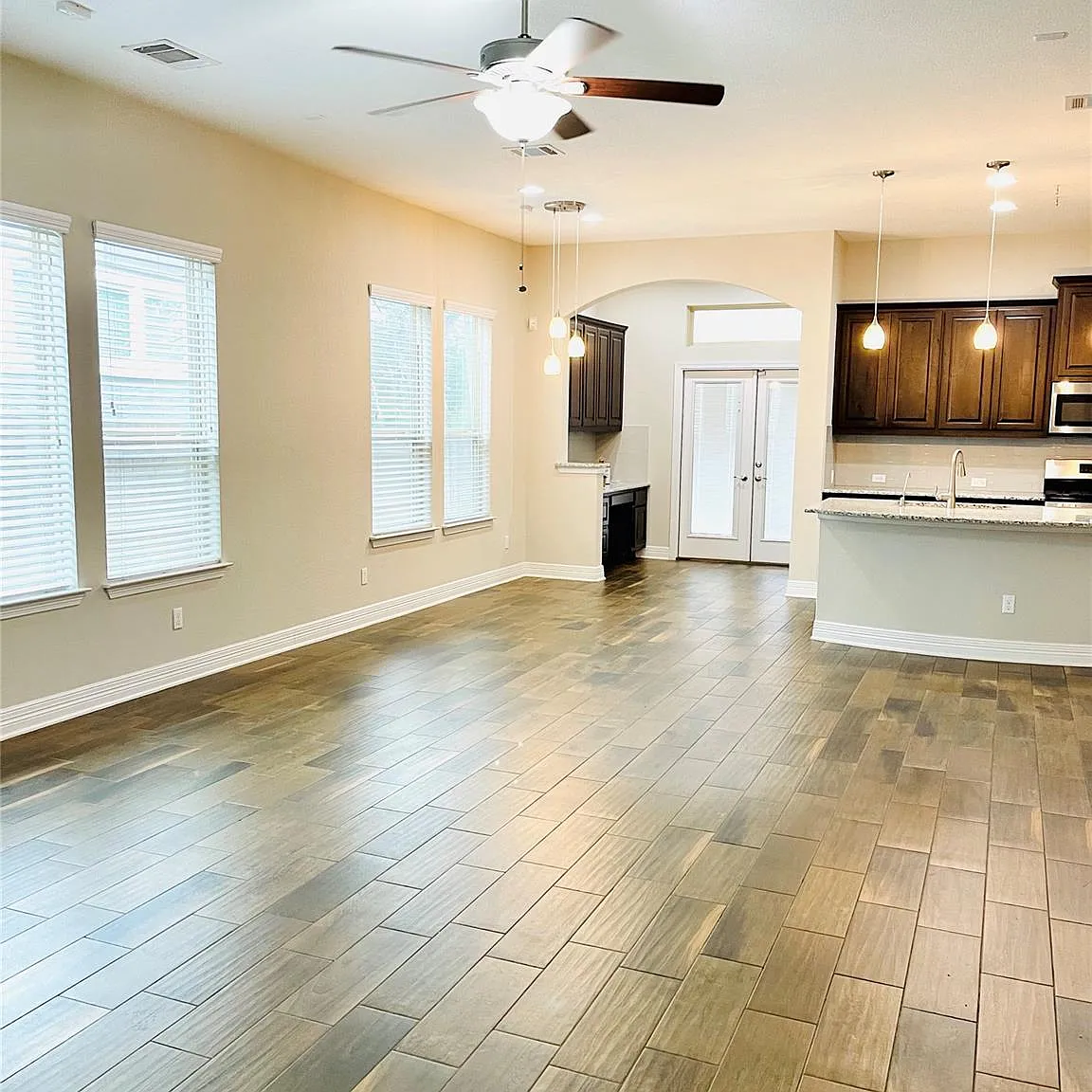 3 bed, 2.5 bath, 2367 sqft, $2,300 — Photo 4