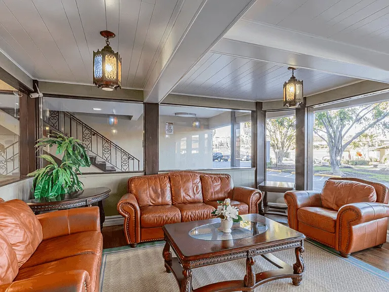 Ivanhoe Village Apartments — Photo 19