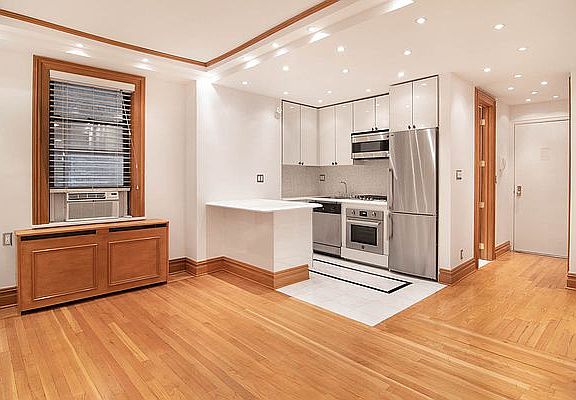 3rd image of 150 W 58th St APT 4C