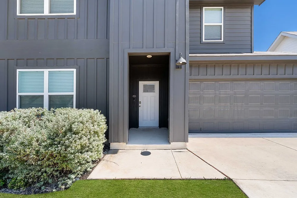 Spacious 5-Bed Home with Community Perks, Lake Access, and Private Fenced Yard in San Antonio — Photo 3
