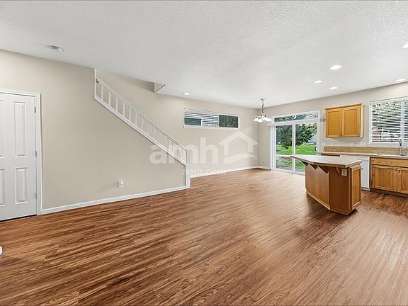 5th image of 1628 NE 10th Pl