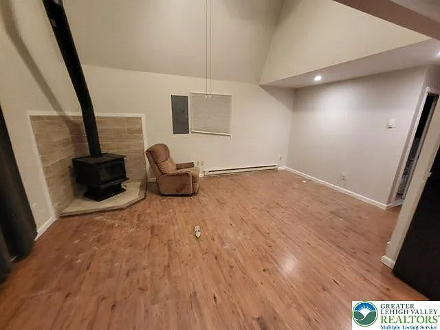 1220 Dogwood Ln — Photo 3