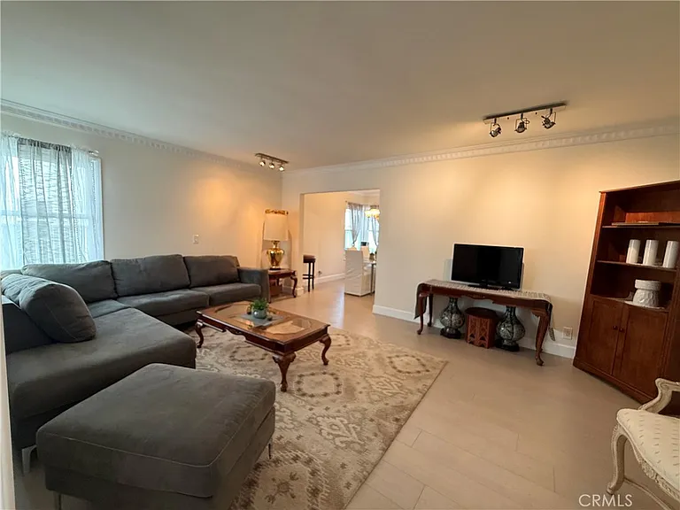 1216 S Cochran Ave — Photo 5