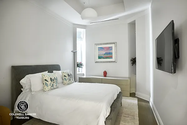 Sold by Coldwell Banker Warburg | media 9