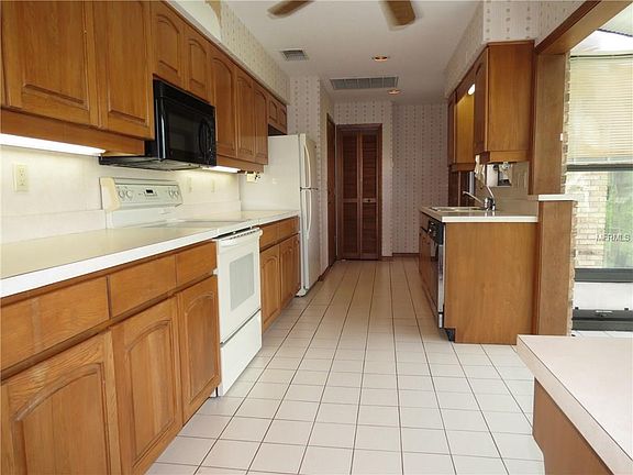 4th image of 2438 Roslyn Ln