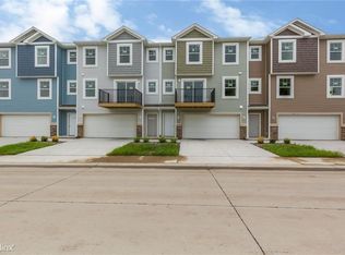 206 Pin Oak Ct, Norwalk, IA 50211