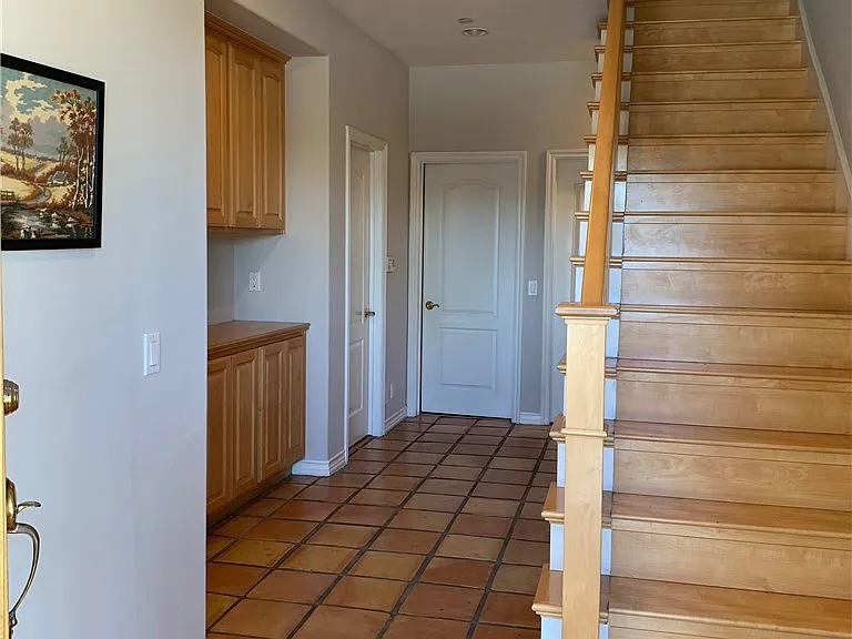 1007 Lilienthal Ln — Photo 3