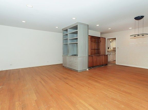 4th image of 3150 Summit Ave
