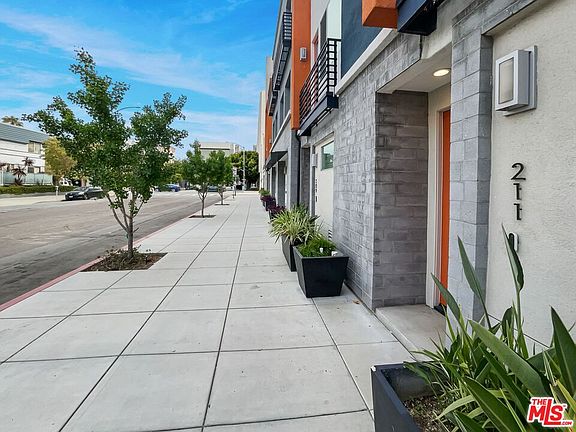 3rd image of 211 Elm Ave