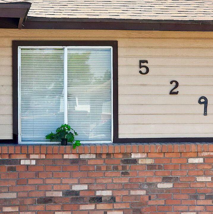 1st image of 529 E 6th Dr APT 1