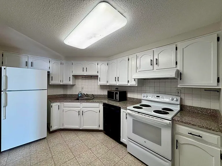 1434 Harmon Cove Tower — Photo 6