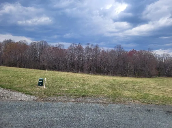 33 Camellia Pl, Moneta, VA 24121