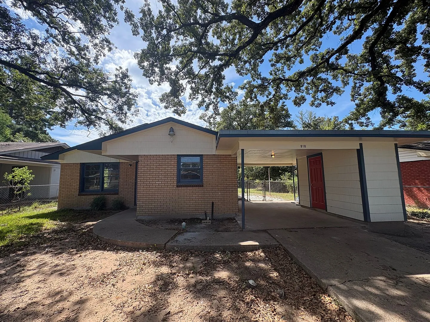 Beautiful 3 bedroom/1 bath home with Central Air and Heat! — Photo 2