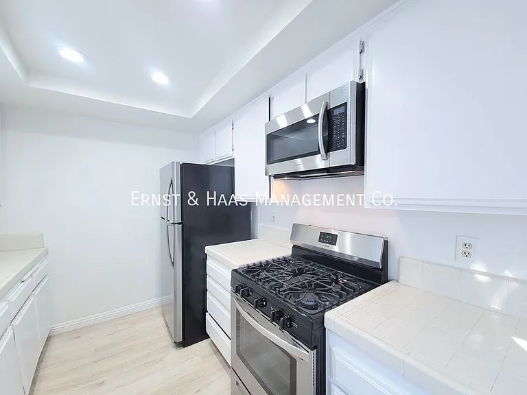 111 W Spring St #E — Photo 12