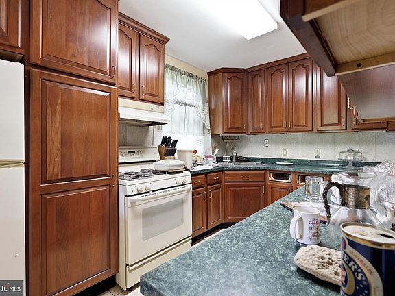 3rd image of 3002 Greenway Blvd