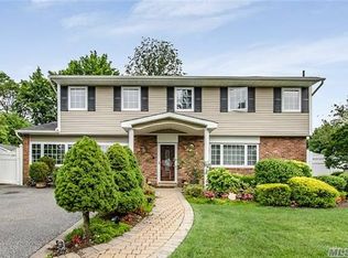 4 Hendel Cir, Deer Park, NY 11729