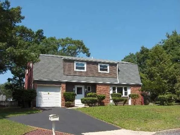 6 Linden St, Coram, NY 11727