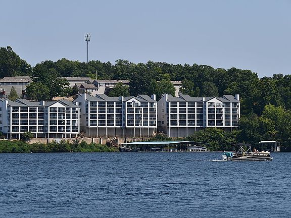 3rd image of 4897 Bridgepointe Dr Unit 132