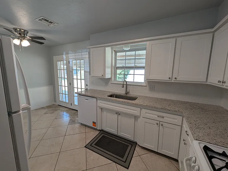 313 Davis Cir — Photo 3