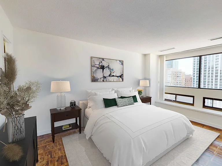 424 Yonge St — Photo 8