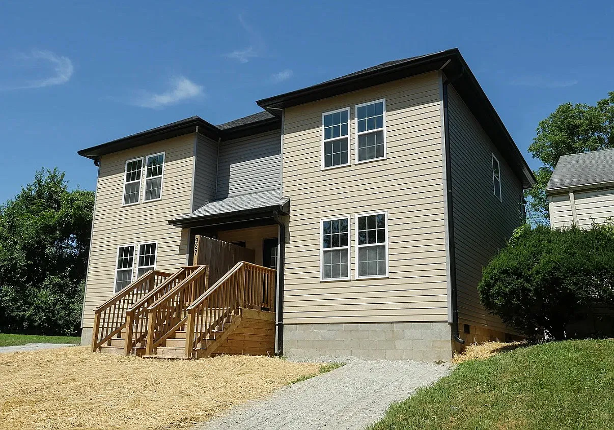 3 bed, 1.5 bath, 1300 sqft, $1,700 — Photo 1
