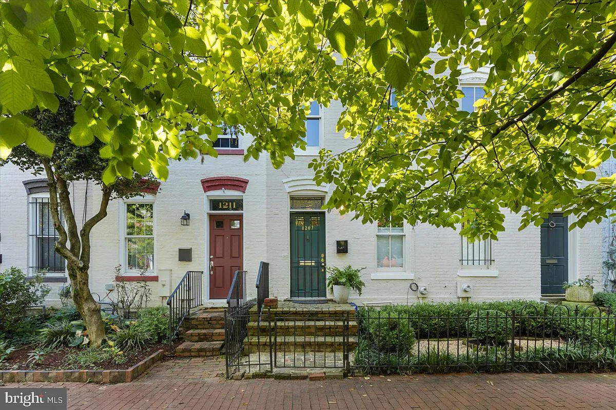 1207 C St SE photo 1
