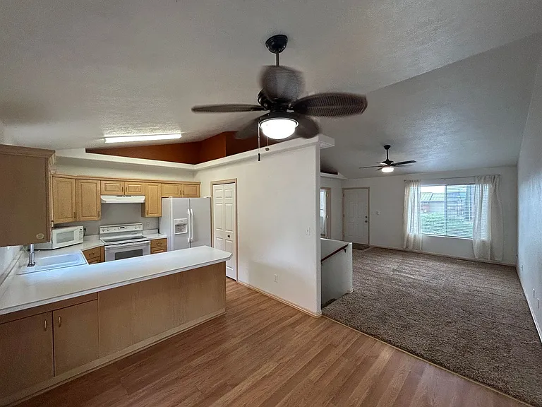 125 E 300 N — Photo 14