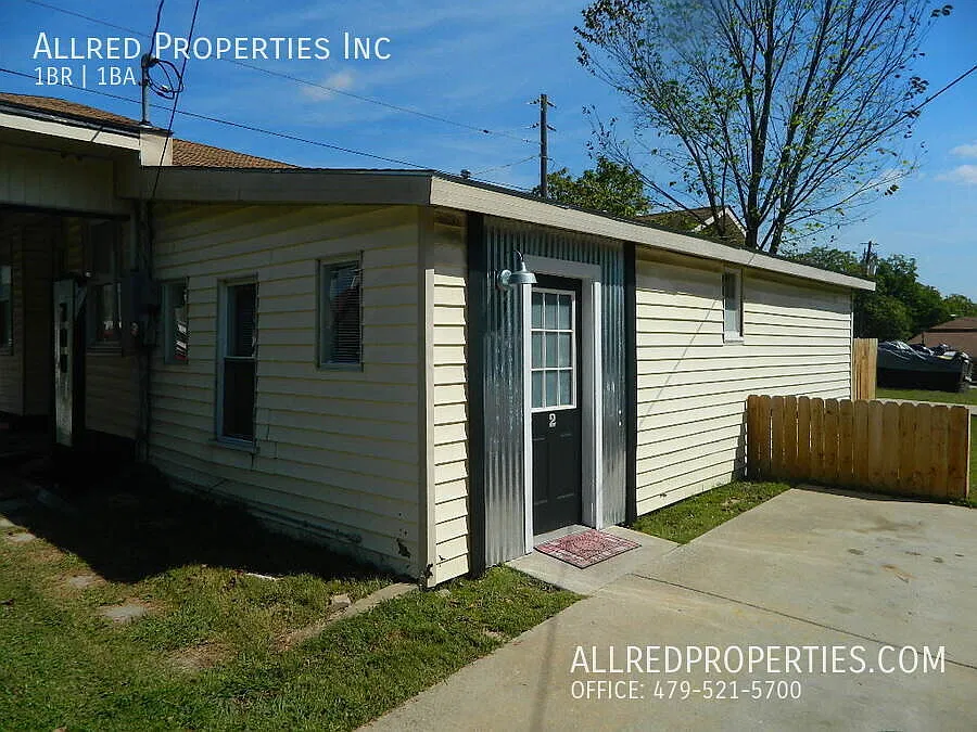 All Utilities Included In Rent. Close To The Fayetteville Square — Photo 3
