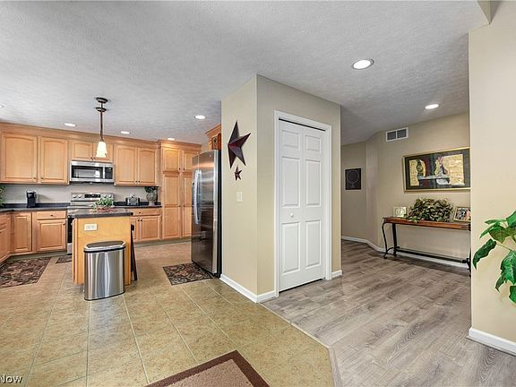 5th image of 751 Lakeside Dr