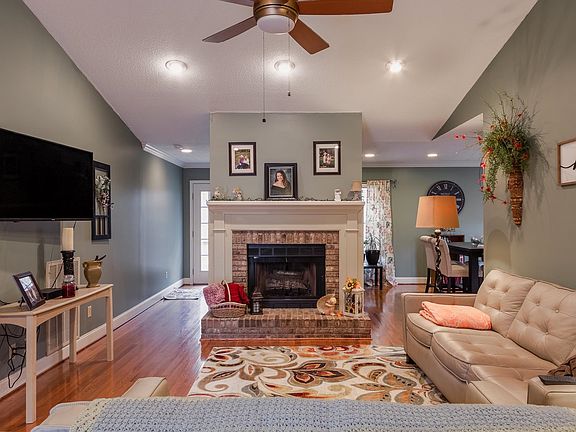 3rd image of 223 Hillsboro Cir