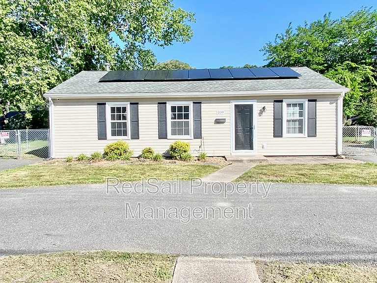 109 Peachtree Ln — Photo 2