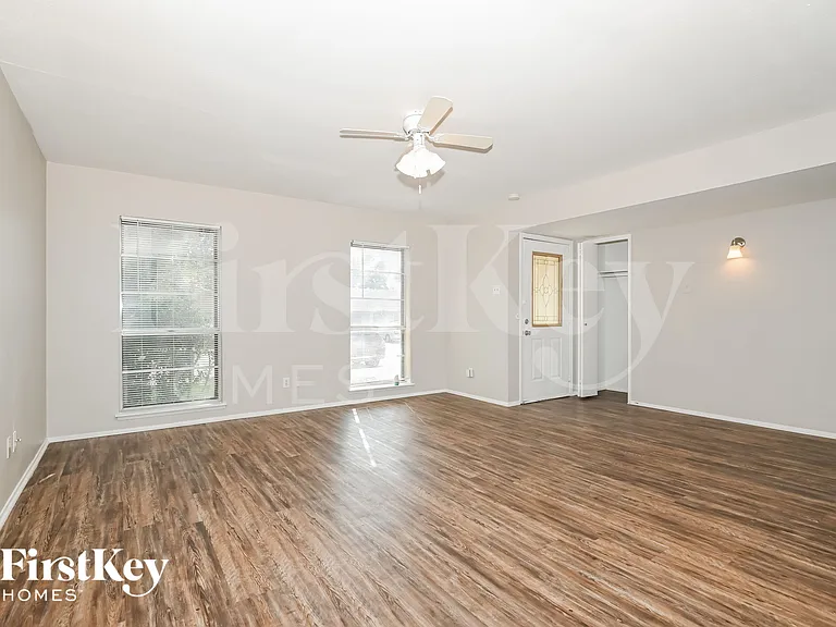 4906 Stagecoach Ln — Photo 2