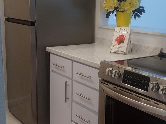 2nd image of 1579 Greenlea Dr APT 11
