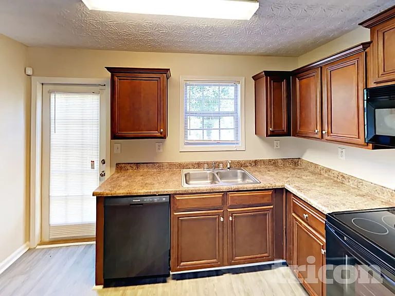 1047 Wedgewood Ct — Photo 3
