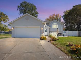327 Regent St SE, Kentwood, MI 49548