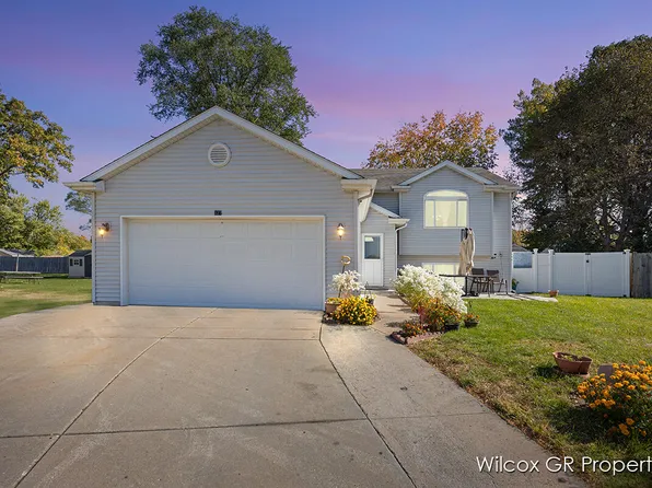 327 Regent St SE, Kentwood, MI 49548