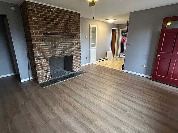 3rd image of 1564 Hillcrest Dr