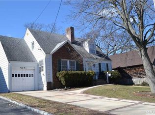 59 Avon Rd, Hewlett, NY 11557