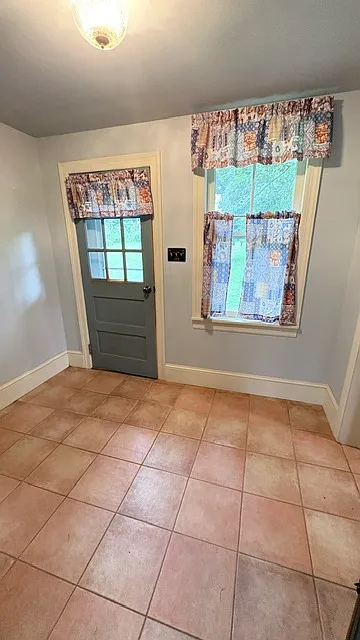 152 Lindecamp ln - 1 — Photo 4