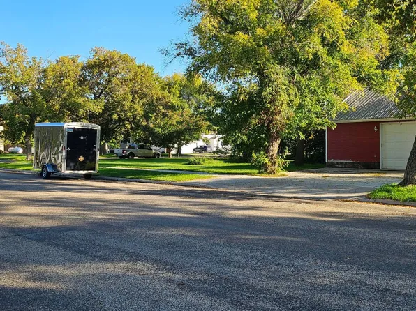 802 Ohmer St, Bottineau, ND 58318