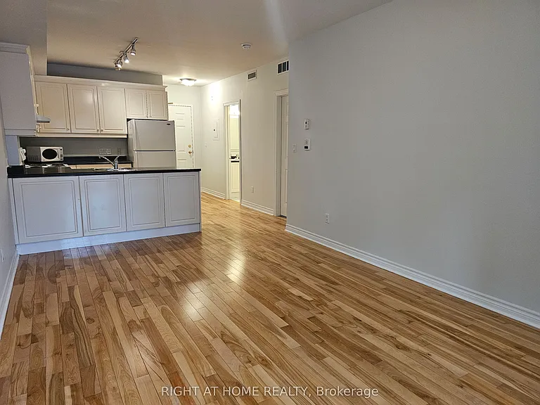 648A Yonge St #203 — Photo 8
