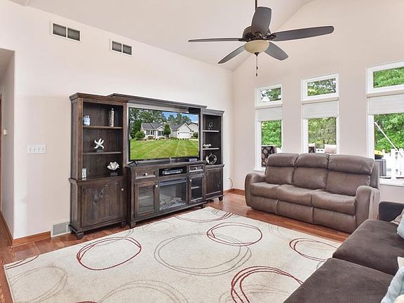 3rd image of 2766 Woodland Trl