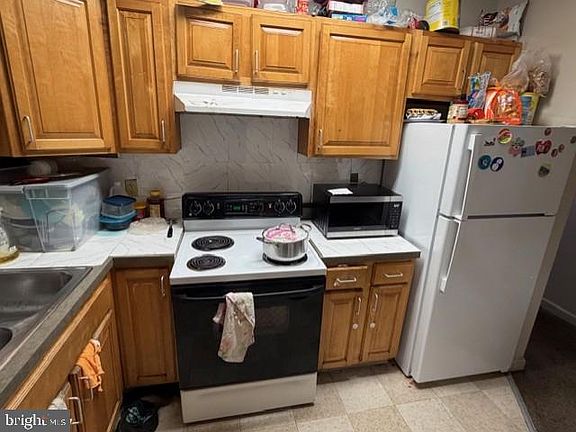3rd image of 1330 Derry St