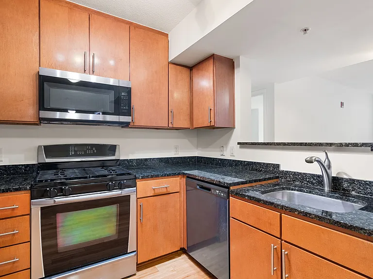 915 E St NW #505 — Photo 3