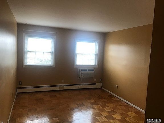 3rd image of 705 Towne House Vlg