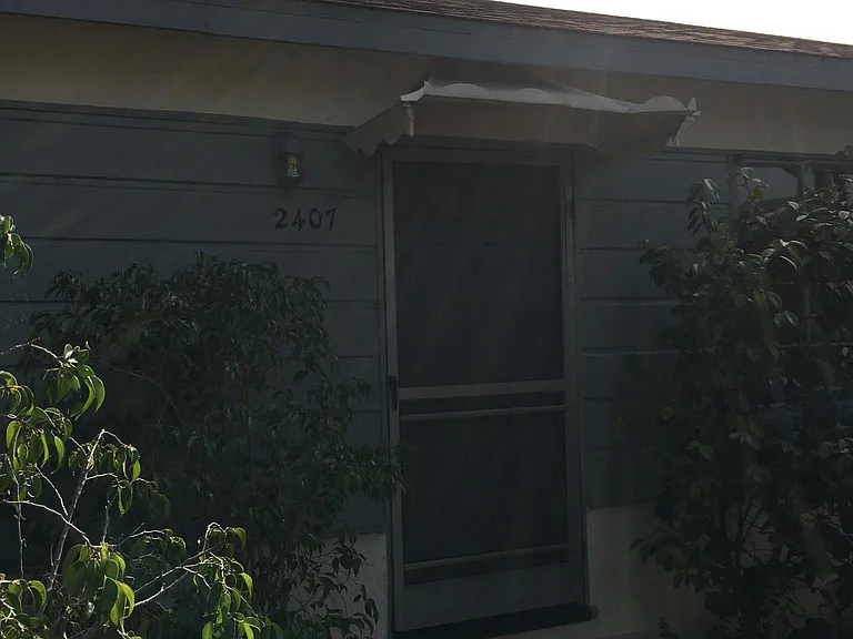 2407 Oak St — Photo 2