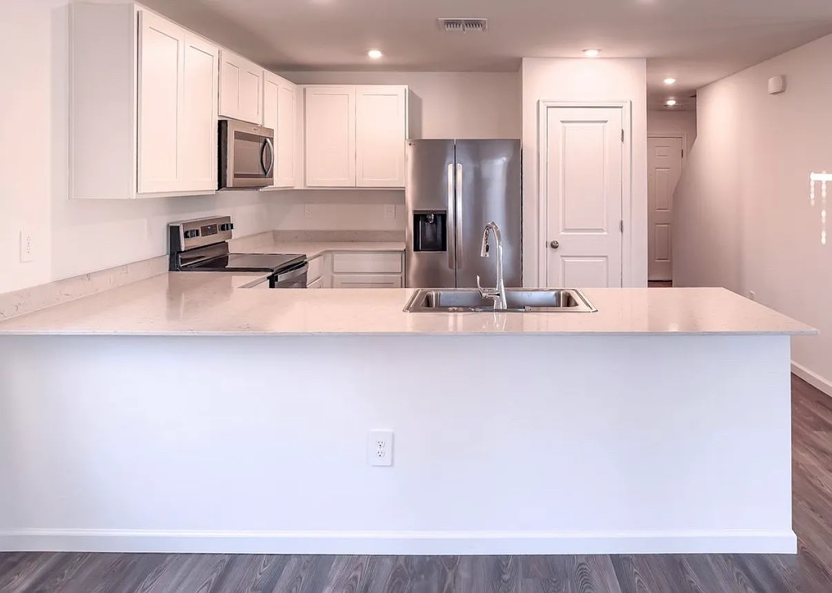 5 bed, 2179 sqft, $2,550 — Photo 3