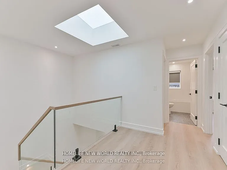 995 Dufferin St #LANEWAY — Photo 12
